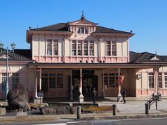 心配していた天気も日光へ着いてみると快晴！
寺社めぐりをする前に関東の駅百選にも選ばれている
JR日光駅へ来てみました

大正元年に完成した駅舎とのことですが
クラシカルな建物と淡いピンクの色合いがキュートです


