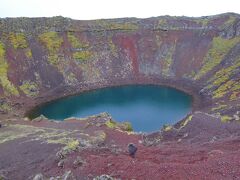 カルデラ湖。写真で見るよりも本当に綺麗なエメラルドグリーンだった。