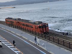 丁度電車が来ました。食事の前にも同じ場所を通ったのですがその時は撮り鉄さんが沢山カメラを構えてました。素晴らしい景色ですね！写真を撮りたくなるのがわかります。