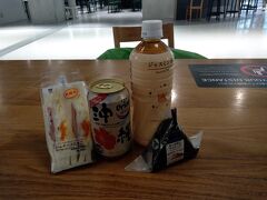 フードコートのテーブルで朝飯