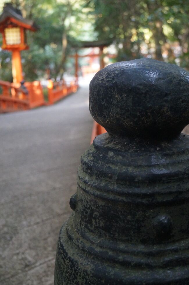 もし、大和が滅ぼしたのなら、脇に天皇を侍<br />らせるようなことはせず、大国主のように、<br />参拝者にそっぽを向くように横を向いた形で<br />単体で祀られていたに違いない。