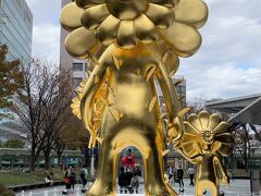 東京・六本木『六本木ヒルズ』66プラザ

2020年11月26日に完成予定のアート作品「お花親子」の写真。

11月の三連休はまだ完成前でした。

高さ約10mの金色に輝く巨大な新作彫刻作品《お花親子》を、
六本木ヒルズの玄関・66プラザで公開します。
前面だけでなく、サイドや後ろにも「お花」のモチーフが
あしらわれており、見る角度によって違った表情を
お楽しみいただけます。

そして今年もクリスマーケットの準備をしていました。

クリスマスの本場、ドイツの雰囲気を再現したマーケット
 
2020年11月28日(土)～12.25(金)　六本木ヒルズ 大屋根プラザ