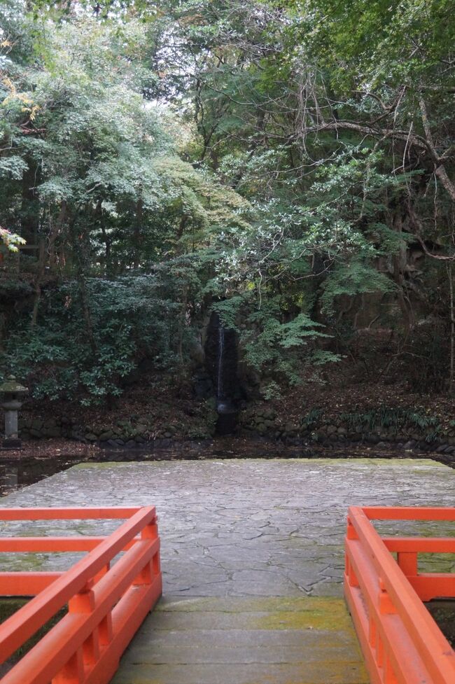 以上が出雲の国譲りの神話である。<br /><br />しかしまあ、神話とはいえおかしな話である。<br /><br />「ここは我々が治めるからよこせ」<br />「わかりました。そのかわり私を大きな神殿に<br />祀って下さいな」<br /><br />こんなこと、あるだろうか。現代でさえ、人<br />の住めないような小さな島ひとつでさえ「昔<br />からおれたちがここで漁をしてたんだよ。お<br />れたちのもんだ」「何言ってやがっんだ、お<br />れたちのもんだ。もう建物作って人住ませち<br />ゃったもんね」とかやっているのだから、簡<br />単に自分の土地を人にあげるお人よしなんか<br />いないだろう。<br /><br />神話によってきれいな話になってはいるが、お<br />そらくこれはヤマトによる出雲国平定の物語に<br />違いない。<br /><br />ヤマトから何度も遠征軍を出したものの中々屈<br />服させることができず、ようやく勝って出雲の<br />王を討ち取ったか、あるいは降伏させて国王を<br />斬ったか自死に追い込んだかのいずれかだろう。<br /><br /><br /><br />