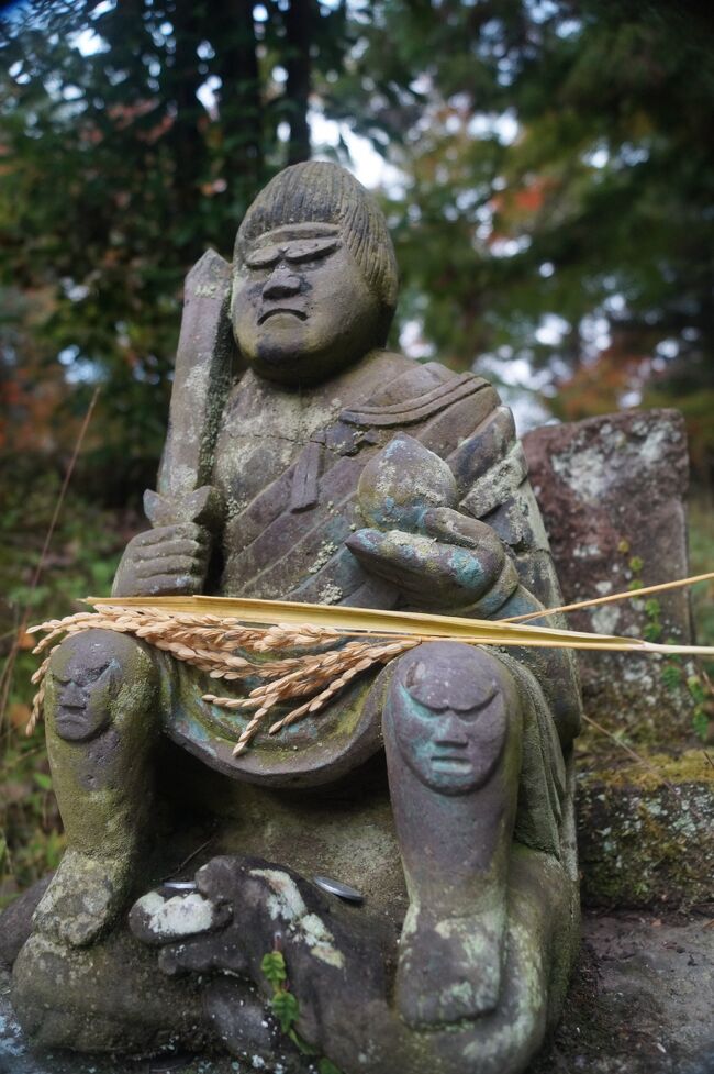 卑弥呼が死んだとされる同時期に、皆既日食が<br />起きたとされている。これは古天文学によって、<br />確実とされているのだが、古代人には皆既日食<br />などの知識はなく、日中に太陽が隠れて周囲が<br />暗くなるというのは、衝撃だったはずだ。<br /><br />皆既日食と卑弥呼の死。このとき卑弥呼は殺さ<br />れたのではないかとする研究者は多い。<br /><br />太陽を神と崇め、その託宣を卑弥呼を通じて聞<br />いていた人々にとって、いきなり太陽がなくな<br />るなどというのは恐怖以外の何物でもない。<br /><br />「女王信ずるに足らず」と感じた人たちによっ<br />て殺されたか、あるいは自ら死を選んだか。<br /><br />その後、邪馬台国は男王を立てるも、うまくい<br />かず、宗女（卑弥呼の一族の女）臺与（いよ）<br />を立ててようやくまとまったという。臺与13歳。<br />ただの子供である。