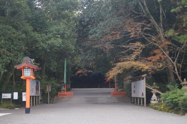 邪馬台国が後に東へ遷り、大和朝廷となった、<br />大和朝廷が邪馬台国という大国を継承した国で<br />あることを正当化するために女王卑弥呼を天照<br />大神に仮託して物語を作り上げた。<br /><br />いくつかの説があるが、４世紀の倭国の状況は<br />中国の史書にも記載されておらず、日本の史書<br />は神話とみなされており、完全なミッシングリ<br />ンクとなっている。<br /><br />