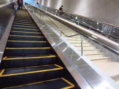 チケットがあるので中に。チケット購入も数人並んでいるだけでしたが、少しだけ時短。
この長いエスカレーターに乗りました。どうなっているんだろう、ここの建物。