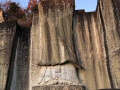 平和観音
戦士戦没者の供養と世界平和を祈って昭和23年より6年かけて彫刻された観音像（高さ27メートル）