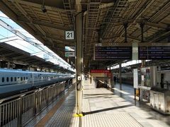 東京から約２時間３０分。新大阪駅に到着した。
大阪メトロに乗り換え。まずは駅窓口で大阪周遊パスを購入した。
大阪周遊パスは大阪メトロのフリーきっぷと指定された観光施設を利用できるチケット。種類は複数あるが、購入したのは１日券２８００円。市内を中心に５０以上の施設が対象で、うまくまわればかなりお得に観光できる。
なお、指定施設であっても感染症の関係で臨時休業している施設もあるので事前の確認は必要。