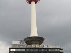 京都駅を出ると京都タワーがお出迎え。
お久しぶりです！

タクシー乗り場からタクシーで向かったのは・・・