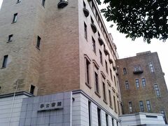 学士会館は、関東大震災後の1928年築の耐震性を備えた重厚な建物である。旧帝国大学の卒業生や職員の親睦のための施設であるが、一般の人も利用できる。ある日曜日、休日出勤をしていた私は、仕事の合間に学士会館ホテルを当日予約する。急きょ思い立ったのでカメラがない。そんな訳で携帯電話（スマホではなくガラケー）のカメラ機能で撮影。だから、画像はあまりよくない。三省堂書店に立ち寄り、いざ学士会館へ。旧帝大ではないが一応国立大学卒、臆することはない。