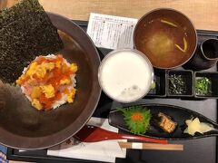 2日目の早い早い晩ご飯。新千歳空港ゲートラウンジ「島の人」にて、こぼれ生ウニのぜいたく海鮮丼に、ビールは島の人麦酒。島の人麦酒は「ここでしか飲めない」らしい。サックラが飲まずじまいだったけど、都内でも飲めるからいいや。