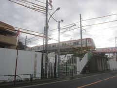 京王動物園線の高架を潜れば､高幡不動