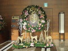 ★シェラトン広島★
クリスマスの飾りがあるシェラトンのロビーラウンジ

客で賑わうロビーラウンジを通り抜けてフロントへ。

バウチャーを買ってチェックイン。満室なので部屋は変更できず、キングをツインにすることも、エクストラベッド追加も出来ません。
団体客はいないのに満室です。



