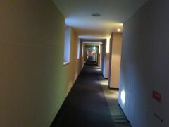 長い廊下を歩いて部屋へ。
ワンフロアーにたくさん部屋があります。