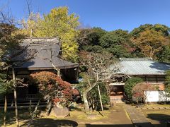 早雲寺の本堂。本堂前の庭が、きれいに整備されています。