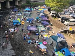 河内長野市は滝畑ダムそばの渓流。朝9時にこの賑やかさ。左上には駐車場に入る車の長い列。