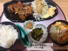 初日の晩ご飯は、JR大阪駅のエキマルシェ大阪にある「大坂豚汁・生姜焼きロマン亭」にて、厚切りヘレしょうが焼き定食、味噌汁豚汁で。真ん中下の豚味噌と高菜の漬物は食べ放題。