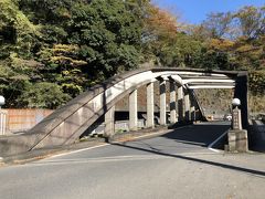 湯本近く。早川に架かる旭橋。