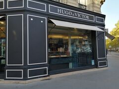 店はパリの7区のケーキ屋の激戦地区にあります。
https://hugovictor.com/
