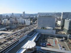 ★シェラトン広島★
素晴らしいのが眺望

広島駅舎の上は広大な駐車場になっている。

向かい合う建物はJR西日本のホテル、「グランヴィア広島」

グランヴィアの方がホテルらしいそうですが、シェラトンより安いのは部屋が狭いから。ビジネスユースだと十分ですよね。
