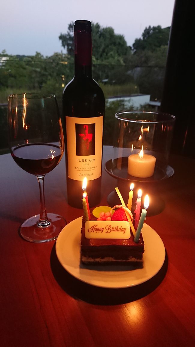 ご飯の後は、ベランダにでて「独りバースデー」<br />ロウソクまで用意してくれてたので、遠慮なく堪能。<br />最近の私のお気に入りは、ARGIORASワイナリーのTURRIGA。<br />ちょいとお高めなので、特別な日に(^-^)v