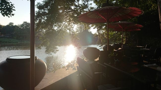 いつの間にか寝てたけど、6時に起きて朝食へ。<br />メーピン川沿いのテーブルにしてもらった。<br />朝陽が気持ち良い！