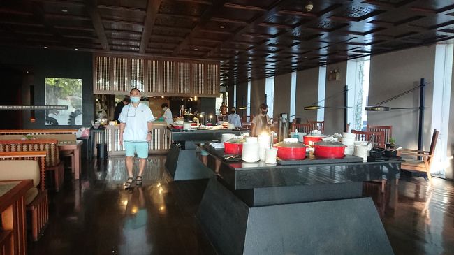 お料理はというと、タイ料理がメイン。<br />着席するとコーヒー等はスタッフが持ってきてくれて、席にメニューがあって卵系のお料理は作ってくれます。<br />取り皿がカップソーサー位なんで、何度も行くのが面倒だし、朝からそんなに食べれない。<br />期待してた分、ちょっと残念。