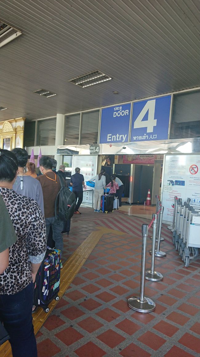 ホテルでタクシーを読んでもらって、空港へ。<br />ホテル→空港は160B一律。<br />所要時間15分。<br /><br />今回、元アナンタラホテル勤務の友達に会ったけど、観光客が居なくてみんな厳しいみたい。<br />タクシーの運ちゃんも、「やってけないよ～」ってボヤいてるから、チップ渡さない訳にいかないよね……。<br /><br />チェンマイ空港では、建物内に入る前にセキュリティチェックがあります。<br />チェックインには時間はさほどかからないけど、その後の手荷物検査に時間がかかりますので、余裕をもっていきましょう。
