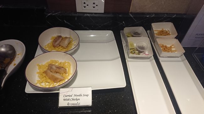 そーいえば、今回は「これ！」といったものを食べていない……と思ったら、ラウンジにカオソーイが！<br />(タイ風カレーうどん？)<br />