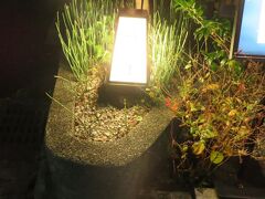 よく見えませんが、この行燈に店名が書いてあり、当然大きな看板はありません。
築80年の京町屋は雰囲気のある店舗です。

