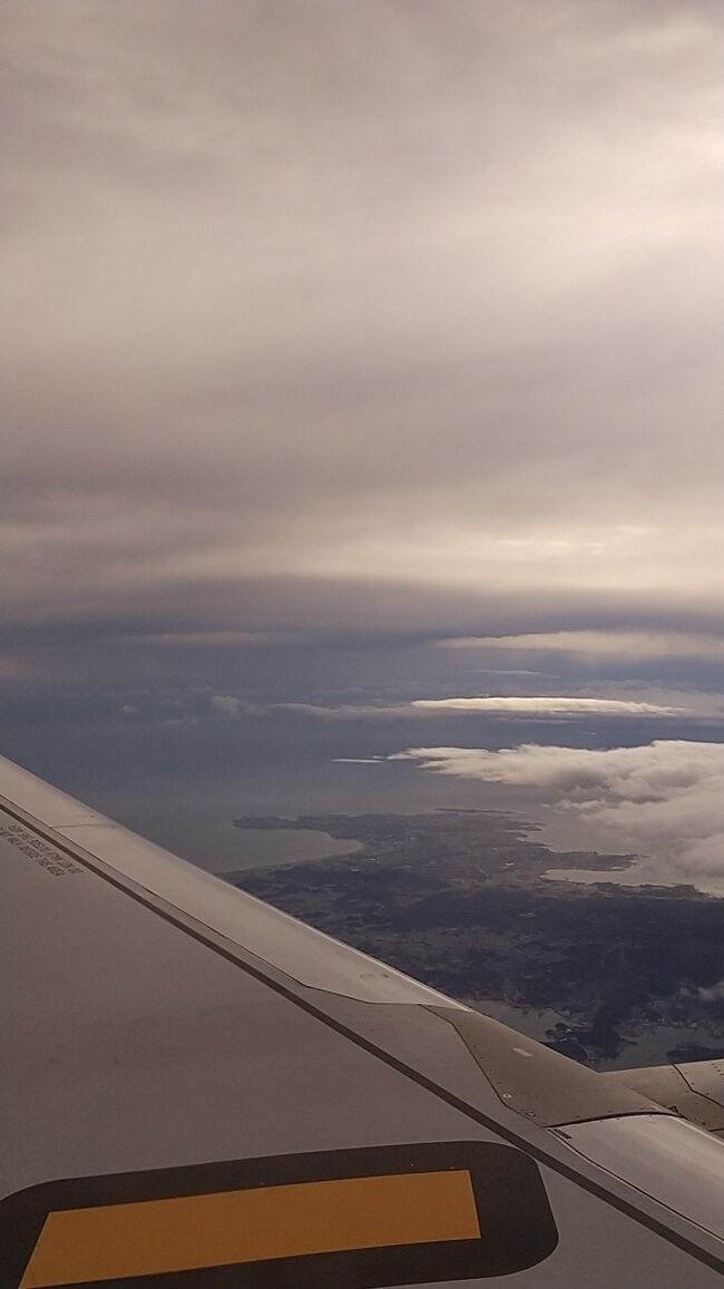 予約を入れた時点で座席指定をしたのだが、その<br />ときはほぼ満席で、３列の真ん中か非常口の窓側<br />しか空いておらず、非常口の窓側にした。<br /><br />しかし、実際は８割くらいしか埋まっておらず、<br />ぼくの隣２席は空席だった。<br /><br />ぼくの真後ろのスーツを着た男が頻繁に鼻をすす<br />っている。そして時折くしゃみ。明らかに風邪を<br />ひいていて、かなり緊張する。<br /><br />離陸して安定飛行に入った時点で真ん中の席へ移<br />動した。<br /><br />