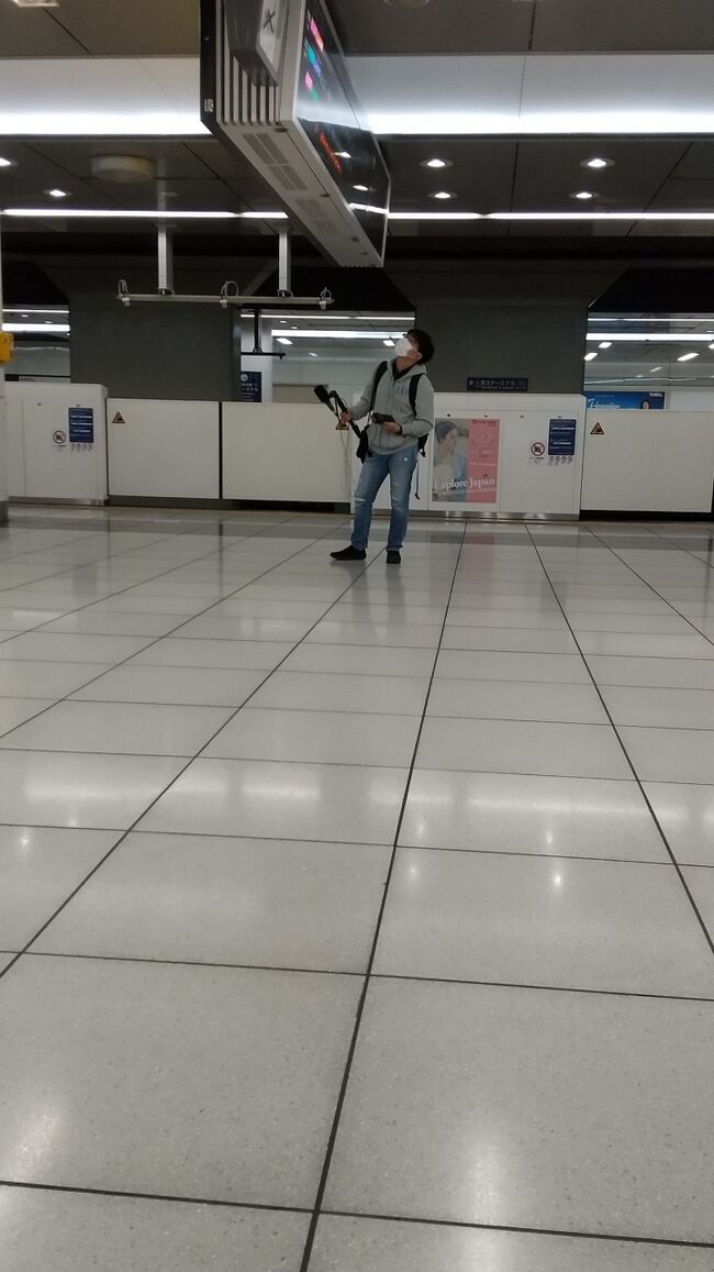 定刻通り羽田到着。<br /><br />駅のホームでは録り鉄の若者が、すごい機材<br />を持って、駅のアナウンスを録音していた。