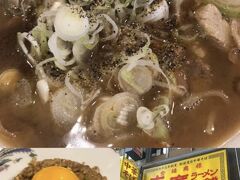 初日のランチでいただいた、仙台駅そばの末廣ラーメン本舗の中華そば（上）と黄身のせ焼き飯ハーフ（左下）。初日の写真は以上。