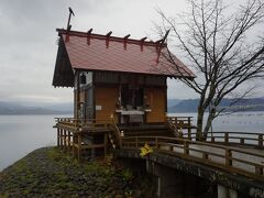 御座石神社を出て少し走ると、大きなホテルや商店、食堂が現れ、ここに漢槎宮とも呼ばれる浮木神社がある。白木造の社殿が潟尻に立っている。流れ着いた浮木を祭ったものといわれている。