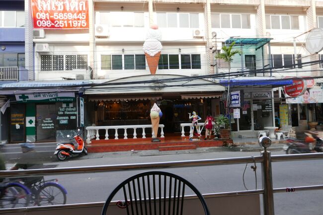 23日　8：22　昔、時々利用していたソイブアカーオ通りのレストランに来たが清掃中で断られる。正面（営業が9：00）？