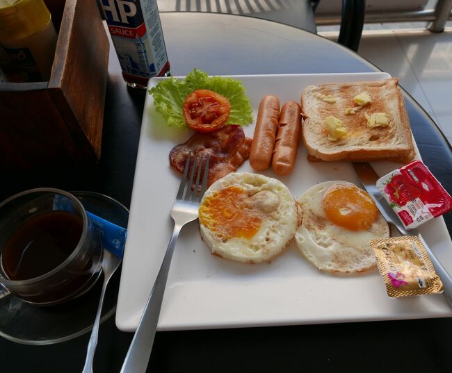 昨日のセーラーバーと似たようなもんですが一休はこちらの方が美味しいと感じました、しかし水とオレンジジュースが付かない．．．忘れていたのかな？<br />一休としては値段を100Bにしてコーヒーなどお替りしたいな（コーヒーがカップに半分しか入っていない！）