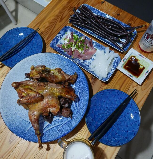 23日　夕食<br />田舎からの土産で地鶏焼き．．．◎味は良いが地鶏で硬い<br />イカとアジの刺身....〇<br />生長豆．．．．△次回からは茹でて食べることに