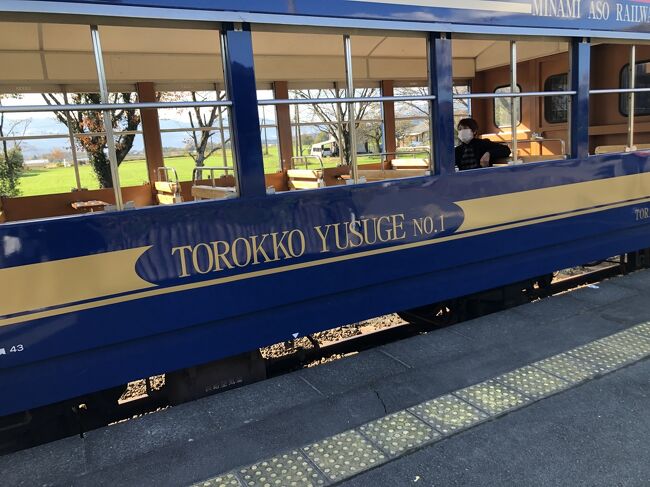 トロッコは全席指定、窓なしのオープンエアーです。