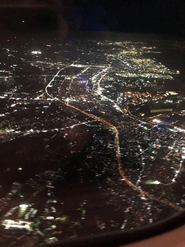 関東の夜景が見えてきました。この先新千歳便に乗らなきゃ！長い1日です。