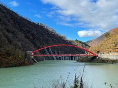 湖畔橋

赤とダムの緑、そして青い空が素晴らしい景色です
