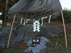 盛岡城跡に行くと、入口にある櫻山神社にある巨大な烏帽子岩が見える。神社の裏側の階段を上ると高さ６ｍ以上もあり、盛岡城築城中に出てきたもの。