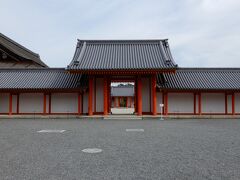 京都御所は、地下鉄今出川駅からすぐ。桂離宮・修学院離宮・仙洞御所の予約ができると聞いていたので、真っ先に宮内庁の京都事務所に行った。ラッキーなことに、１１月３日１３時で桂離宮の予約が取れた。せっかく、きたので、まず御所の見学をすることにした。