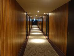 最終日の11月13日はここから始まります。
稲佐山観光ホテルの重厚な感じの廊下です。
リフォームしてあるようです。
これから朝ご飯へ行きます。
