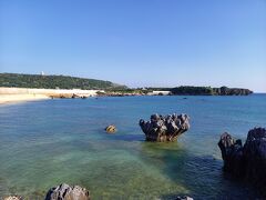 海岸沿いの道を走ってても海沿いではないので海が見えない！
明日は雨だし、
今日のうちに青い海を見たいのに---

地図を片手に海岸に行くには小さい小道に入らないといけないことが分かった！
水が透き通ってる！