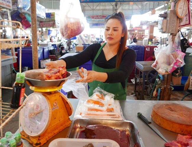 11月24日　　今日も来ましたラッタナーコーン市場<br />リン（タン）１本．．．お買い上げ～　220B　≒　770円