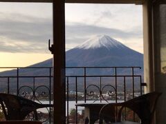 最終日(11/4) 5:30ごろの部屋から望む富士山。
今日は富士山日和。