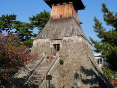 その先の公園には、安政7年(1860)に東讃岐の人たちによって建てられたという高燈籠があった。
その高さは27mあり、日本一だそうだ。
土台の石垣はとても立派で、燈籠のものとは思えないほどだ。