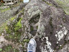 天狗の足跡という岩です。自分の足と比べてみました。