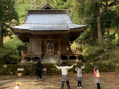 村の中ほどにある地主神社では地元の子供達が落ち葉をばらまいて遊んでいました。