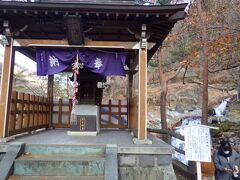 「自然研究路」歩き始めてすぐに「五龍王神社」に到着しました。